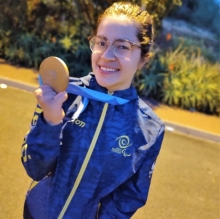 Laura González muestra la medalla