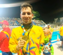 Ómar Pinzón con la medalla