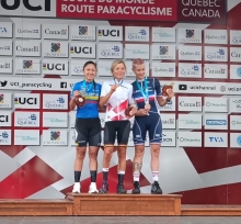 Paula Ossa (izq.), ganó medalla de plata en ruta en la Copa Mundo de Paracycling en Canadá. Foto cortesía Fedeciclismo.