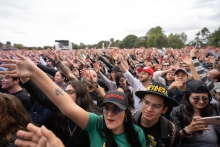 Asistentes al concierto des Festival Cordillera levantando las manos