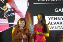 Yenny Álvarez recibe el premio por parte de la directora del IDRD Blanca Durán