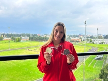 Paula Aguirre mostrando dos medallas