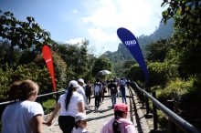 Muchas personas subiendo por el sendero peatonal de Monserrate