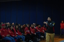 Luis Salcedo, subdirector de Recreación y Deporte, dirigiéndose a los asistentes. Foto IDRD.