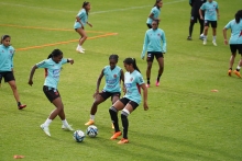 Ivonne Chacón (izq.) jugando con Linda Caicedo. Foto IDRD.