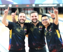 Óscar Rodríguez (izq.), Manuel Otálora (cen.) y Edwar Rey, oro en ternas en el bowling. Foto cortesía COC.