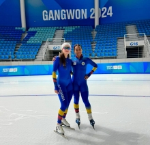 Isabella Vargas (izq.) e Isabella Caicedo en la pista en Gangwon para los Olímpicos de Invierno. Foto cortesía-IDRD.