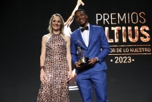 Ronal Longa recibió, de manos de la medallista olímpica colombiana, Ximena Restrepo, la Distinción Especial en los Premios Altius a “Lo Mejor de lo Nuestro” 2023. Foto cortesía COC. 