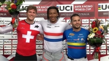 Carlos Ramírez (der.), bronce en la Copa Mundo Uci de BMX en Australia. Con él, Cedric Butti de Suiza (izq.) -plata- y el británico Key Whyte (oro). Foto cortesía prensa UCI.