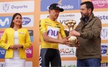 El alcalde Carlos Fernando Galán premió al campeón Rodrigo Contreras. Foto IDRD.