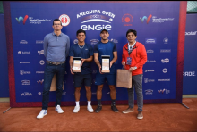 Andrés Urrea (de gorra) ganó en Arequipa, Perú, en dobles. Foto prensa torneo