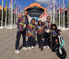 Equipo Bogotá de paranatación, en París 2024 (Izq. a der.) Estivens Ruiz (entrenador), David Rendón (primer bogotano que va a competir), Sara Vargas, Laura González y Gabriela Oviedo. Foto IDRD.