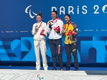 Paula Ossa (der.) en el podio junto a Sarah Storey (cen.), oro, y Heidi Gaugain (izq.), brone. Foto cortesía CPC.