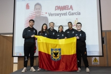 Entrega simbólica a los deportistas abanderados