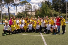 Los equipos Suba (amarillo) y Ciudad Bolívar (blanco), pioneros en el fútbol de las señoras de la tercera edad, las “viejitas” goleadoras. Foto IDRD.