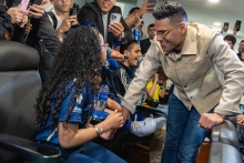 •	Radamel Falcao García sorprendió a los pequeños durante el entretiempo