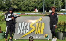 Martha Valeria Araujo con su entrenador Mauricio Hernández, tras ganar el Meeting Décastar Foto IDRD.