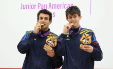 Juan José Torres Lara (izq.) y Juan Antonio Irisarri Suárez (der.), de squash, los dos máximos medallistas del Equipo Bogotá en Asunción 2025. Foto cortesía COC. 