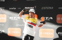 Luis Rincón celebrando su victoria en Brasil. Foto cortesía basefest.com.br.