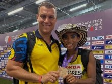 El entrenador Martín Suárez y su pupila, Natalia Linares, con su histórica medalla de bronce en el salto largo del Mundial de Atletismo en Tokio. Foto IDRD.