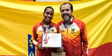 La medallista mundial de salto largo, Natalia Linares, con el director del IDRD, Daniel García Cañón, quien le hizo entrega de una distinción por el logro alcanzado en Tokio 2025. Foto IDRD.