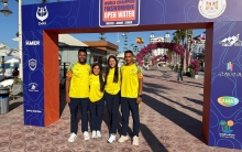   Alexander Jiménez (der.), volvió a coronarse campeón mundial de los 1.000 metros superficie de natación con aletas, ahora en Egipto. Laura Saavedra (segunda izq. a der.) fue décima. Foto cortesía Fedecas.
