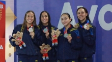 Jasmín Pistelli (derecha), del Equipo Bogotá, ganó dos medallas de oro en natación carreras, en los 100 mts espalda -con récord bolivariano-, y el relevo 4x100 mts combinado. Foto cortesía COC.