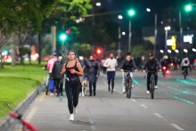 Bogotá recibe una nueva noche inolvidable con la Ciclovía Nocturna