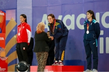 La nadadora del Equipo Bogotá, Jasmín Pistelli, recibe una de sus 4 medallas de oro, que la dejaron como la figura de Colombia en los XX Juegos Bolivarianos Lima-Ayacucho 2025. Foto cortesía COC. 