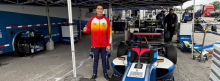 “Tatán Garzón, el nuevo piloto del Equipo Bogotá, junto al monoplaza que tendrá en la USF2000 en 2026. Foto IDRD.