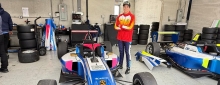 “Tatán Garzón, el nuevo piloto del Equipo Bogotá, junto al monoplaza que tendrá en la USF2000 en 2026. Foto IDRD.