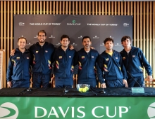 Equipo colombiano de Copa Davis que avanzó al Grupo Mundial I y ahora enfrentará a Países Bajos. Aparecen (izq. a der.) los bogotanos Juan Sebastián Gómez y Adriá Soriano, además de Nicolás Mejía, el capitán Alejandro Falla, Nicolás Barrientos y Miguel Tobón. Foto cortesía Fedetenis. 