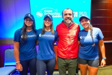 El Equipo Bogotá en la presentación de la Copa Colsanitas WTA 250 de tenis. Aparecen (izq. a der.) Laura Villamil, Sara Lozano, Daniel García -director del IDRD-, y Valentina Mediorreal. Foto IDRD. 