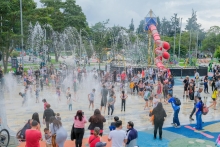 Niños jugando en un parque