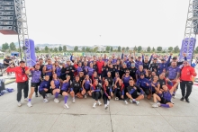 El director del IDRD, Daniel García Cañón, junto a instructores de actividad física y miles de asistentes durante la jornada realizada en el parque El Tunal. Foto: IDRD.