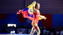 La alegría de la bogotana Valery Rubio tras ganar el primer oro para Colombia en los Juegos Suramericanos de la Juventud. Fue en lucha olímpica modalidad libre, 43 kgs. Foto cortesía COC. 