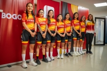 Equipo Bogotá. IDRD-Licibog-Lotería de Bogotá de ciclismo femenino. Aparecen (izq. a der.): Camila Valbuena, Karen Lorena Villamizar, Valentina Quintero, Valentina Molano, Paula Ossa, Laura Sanguino, Mariana Cárdenas y la entrenadora Rocío Parrado. Foto IDRD.