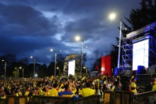 Pantalla gigante en parque transmitiendo un partido de fútbol