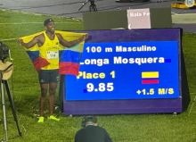 Ronal Longa posa orgulloso junto al tablero electrónico que confirmó su récord suramericano en los 100 metros lanos. Foto Sebastián Lasquera / Consudatle.
