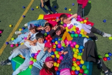 Niños jugando en una piscina de pelotas