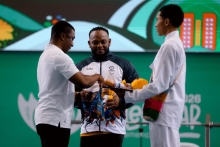 El deportista del Equipo Bogotá, Fabio Torres (centro), recibe su medalla de parte del ministro (e) del Deporte, Óscar Figueroa (izq.), en los Juegos Parasuramericanos Valledupar 2026. Foto cortesía Mindeporte.