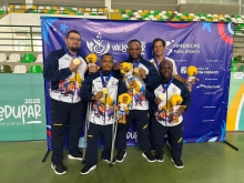 El deportista del Equipo Bogotá, Fabio Torres (centro), fue clave para que el parapowerlifting de Colombia ganara la medalla de oro por equipos en los Juegos Parasuramericanos Valledupar 2026. Foto cortesía CPC.