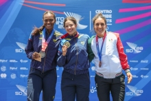 La patinadora bogotana Gabriela Rueda (centro), feliz con su medalla de oro en los Juegos Centroamericanos y del Caribe, único título que le faltaba a su rico palmarés. A su lado, Kollin Castro (izq.) y Valentina Letelier, de México (der.). Foto cortesía Prensa Santo Domingo 2026.