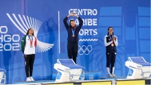 La nadadora bogotana Sirena Rowe (centro), ganó la medalla de oro en los 50 metros libre femenino, e impuso nuevo récord para esta prueba en los Juegos Centroamericanos y del Caribe. Foto cortesía COC.