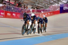 Camila Valbuena (der.), cerrando el grupo, fue pieza clave en la consecución de la medalla de oro en la persecución por equipos para Colombia en el ciclismo de pista. Foto cortesía COC.