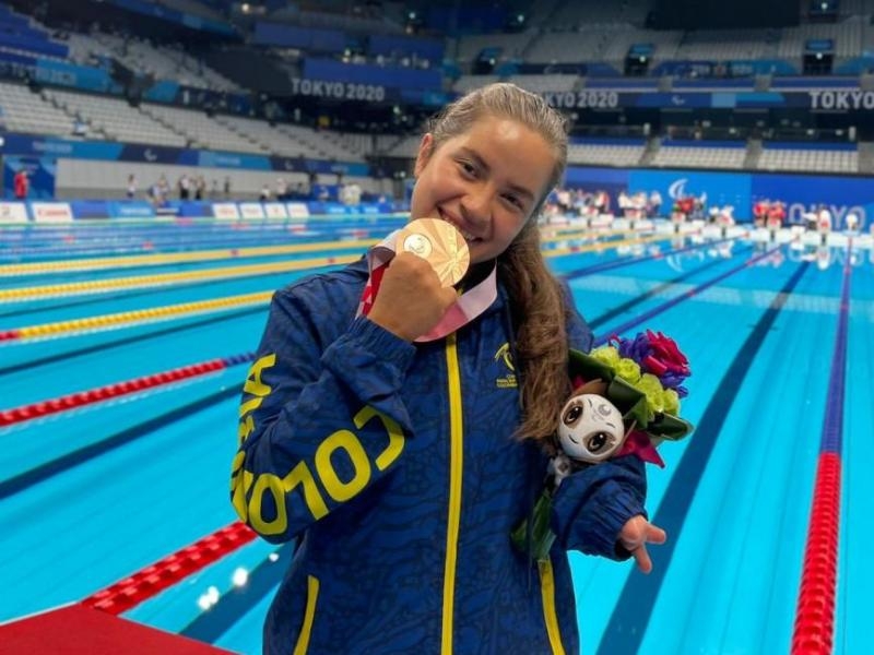 laura carolina gonzalez mordiendo medalla