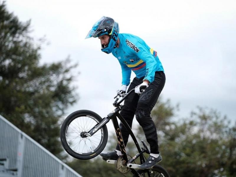 ciclista Daniel Méndez con su bicicleta