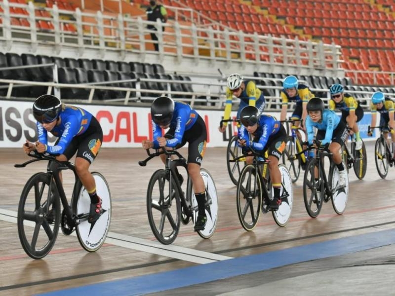 equipo de ciclistas montando en pista 