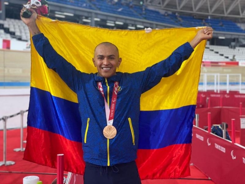 Diego Dueñas con bandera de colombia