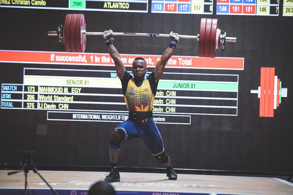 Brayan Santiago Rodallegas levantando una pesa en competencia